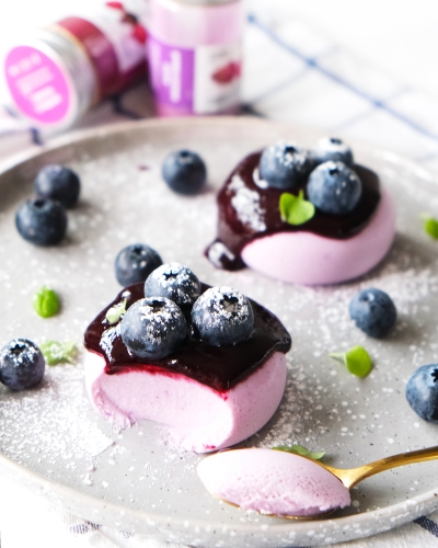 Фиолетовая Панна Котта с пудрой батата и черничным соусом